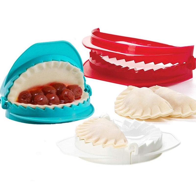 Deigpressesettet i bruk, presser en deigbit med fyll for å forsegle en perfekt, hjemmelaget dumpling.