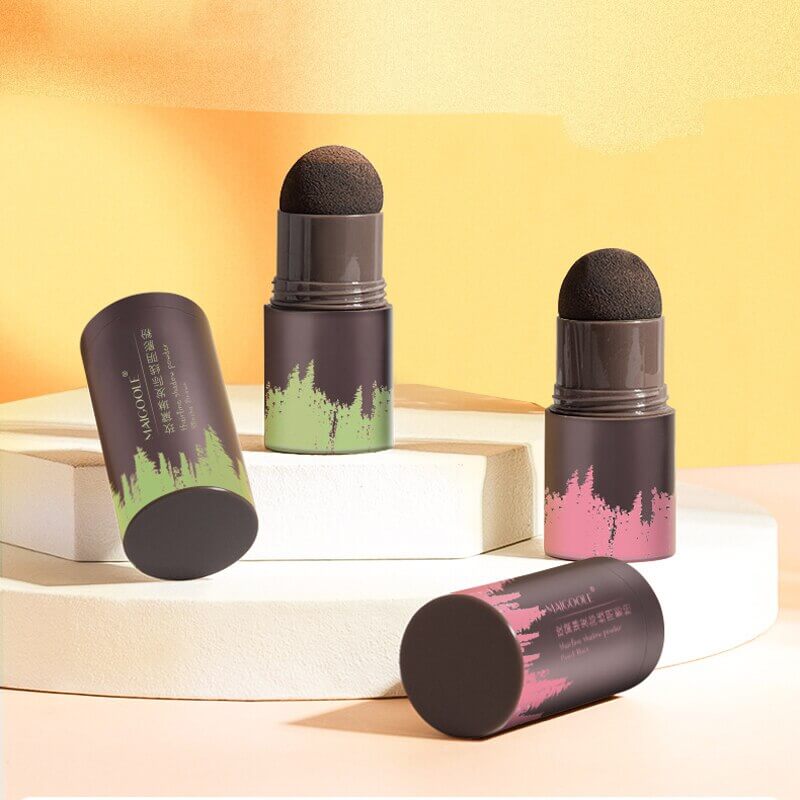 Kvinnemodell som demonstrerer påføring av hårskyggesvamp for hårpleie