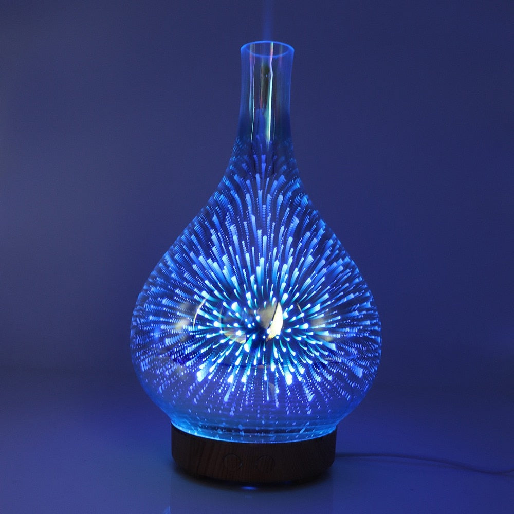 Aromaterapi diffusor i glassvase for essensiell olje og duft, med stemningsfullt fargelys og fukt.