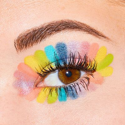 Fargerik øyenskyggepalett med 48 nyanser, inkludert glitter og skimmer. Perfekt for kreative makeup-looks.