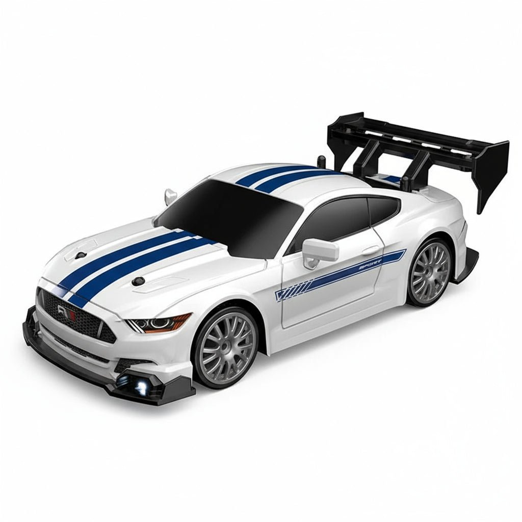 Fjernkontrollen til 4WD RC driftbilen, ergonomisk design for presis styring.