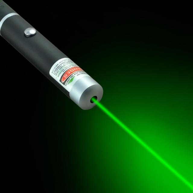 Nærbilde av en 5mW laserpeker i aluminium, med fokus på den slanke og holdbare konstruksjonen.
