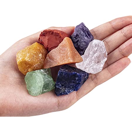 Vakker Livets Tre dekorasjon med syv chakra edelstener, ideel for meditasjonsrom.