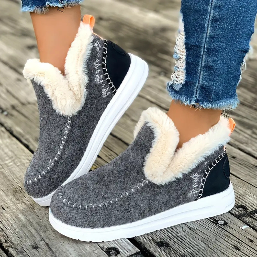 Cozy winter slippers with fleece lining for women