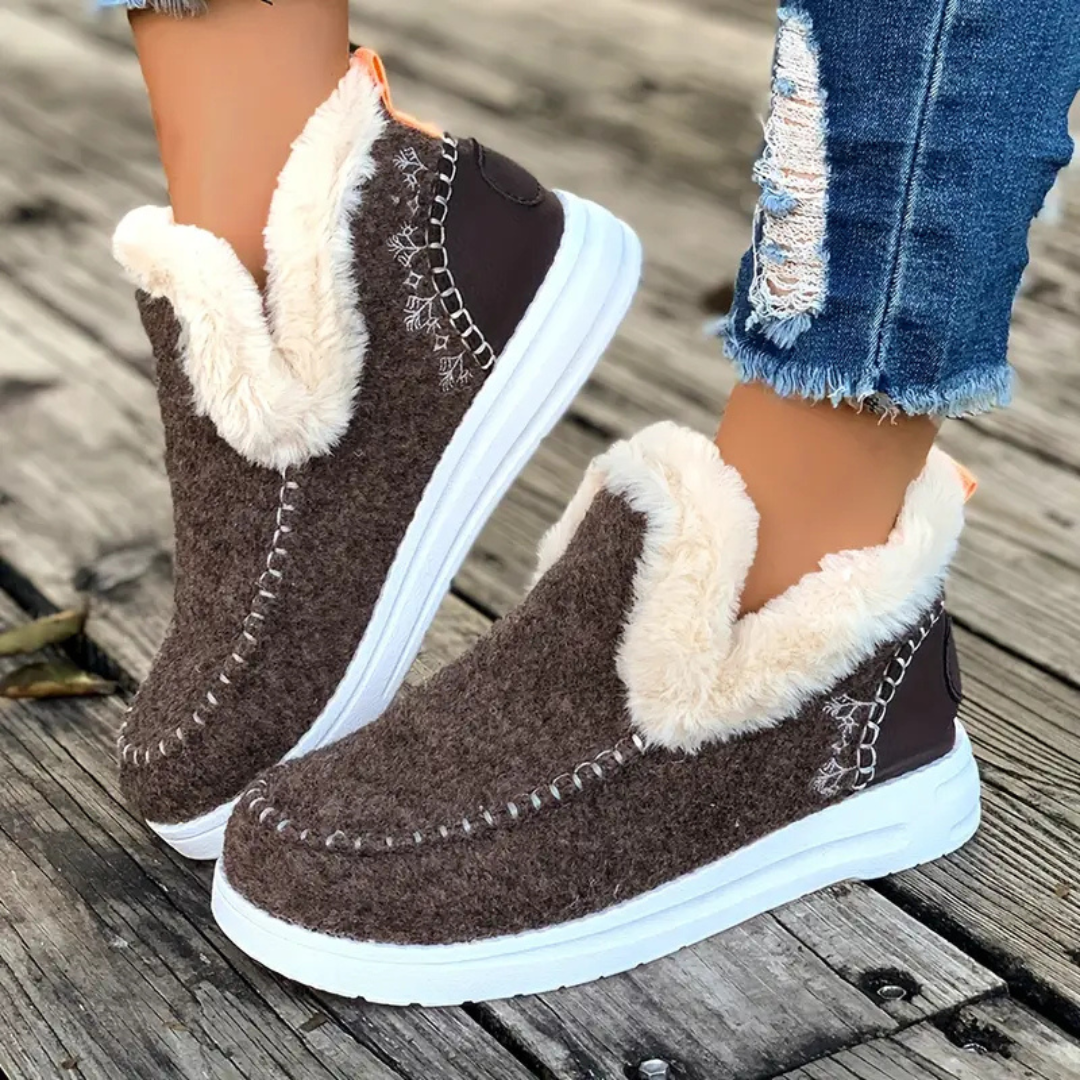 Cozy winter slippers with fleece lining for women