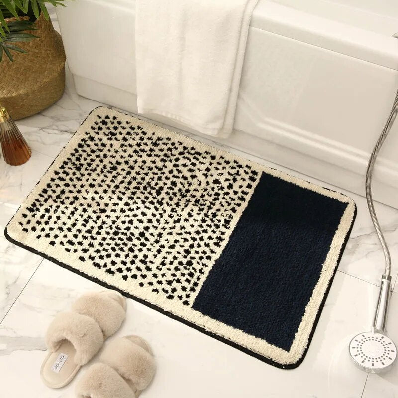 Myk, håndlaget abstrakt gulvmatte i skandinavisk stil for badet. Gir komfort og moderne dekor.