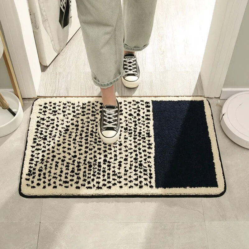Stilfull abstrakt gulvmatte til badet. Skandinavisk, håndlaget design med anti-skli for sikkerhet.
