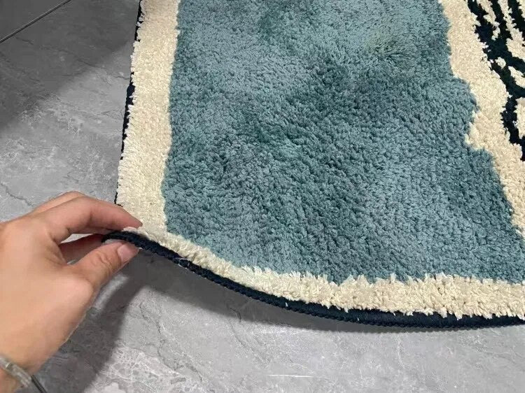 Komfortabel baderomsmatte med abstrakt mønster. Moderne dekor og anti-skli beskyttelse for badet.