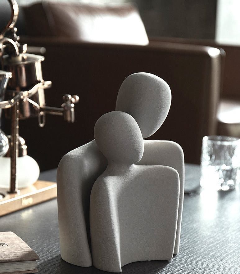 Moderne abstrakt kjærlighetsstatue. Stilig skulptur for elegant interiør, stue eller kontordekorasjon.
