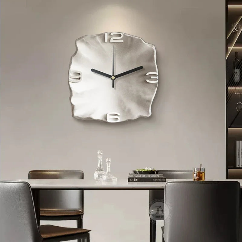 Veggklokke i abstrakt stil, sort og hvitt design, perfekt som kunstnerisk hjemmedekor