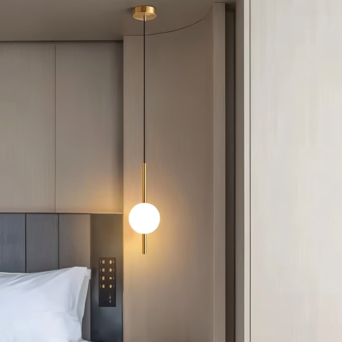 "Afzal pendellampe i nordisk stil med justerbart LED-lys, glasskule og fleksibel messingledning, 1,2 m lang."
