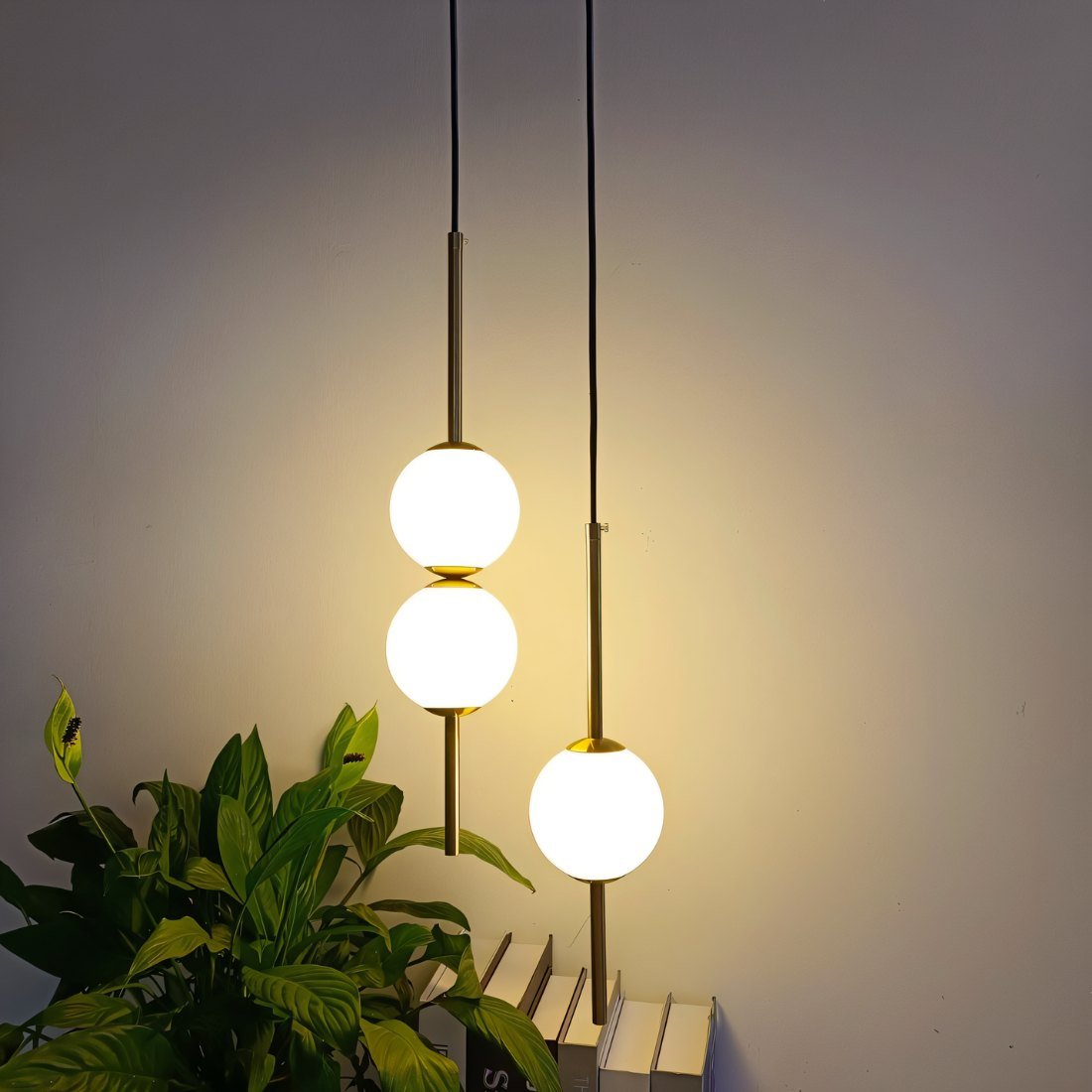 "Afzal pendellampe i nordisk stil med justerbart LED-lys, glasskule og fleksibel messingledning, 1,2 m lang."
