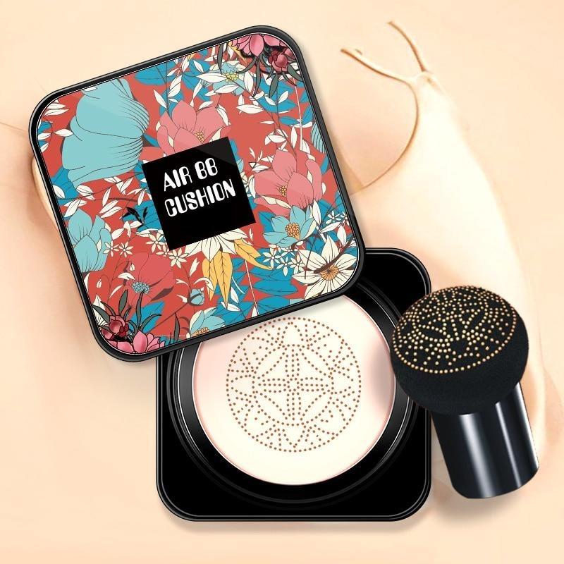 Nærbilde av åpen Air Cushion CC Cream, viser svampapplikator og kremkonsistens. Vanntett ansiktssminke.