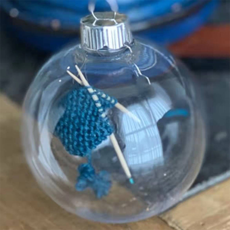 "Akryl strikkejulepynt med unik design, klar kule, flerfarget garn inni, størrelse 8,3 cm"