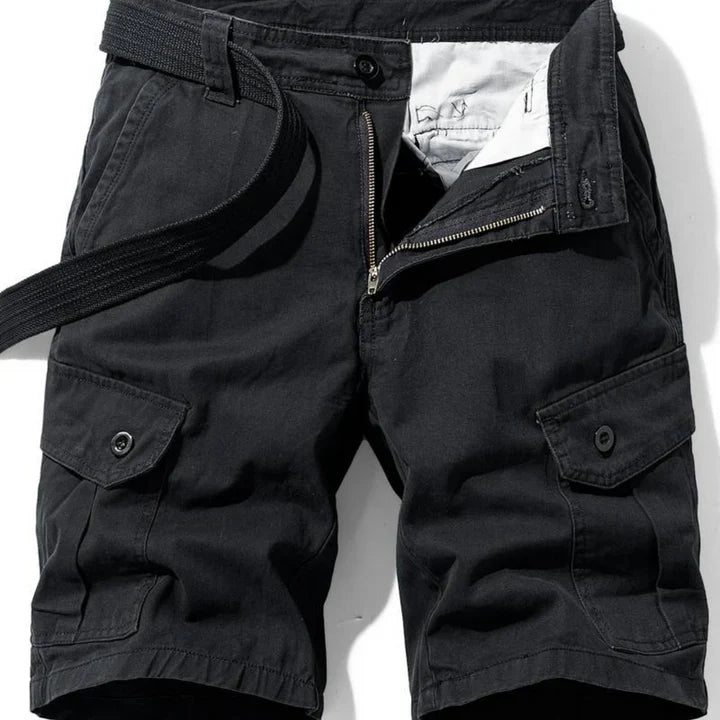 Allsidige cargo-shorts for menn i khaki med justerbar midje og flere funksjonelle lommer for utendørs eller casual bruk.