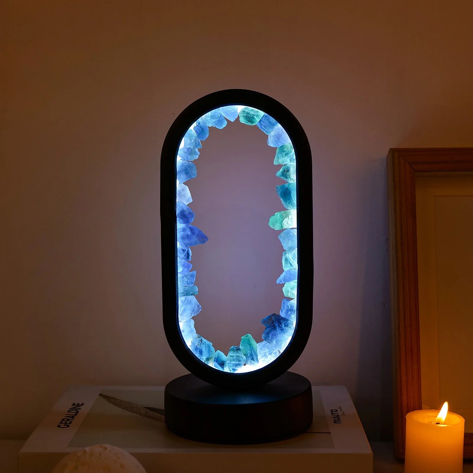Elegant bordlampe med ametystkrystall, skaper rolig atmosfære og stil i innredningen.