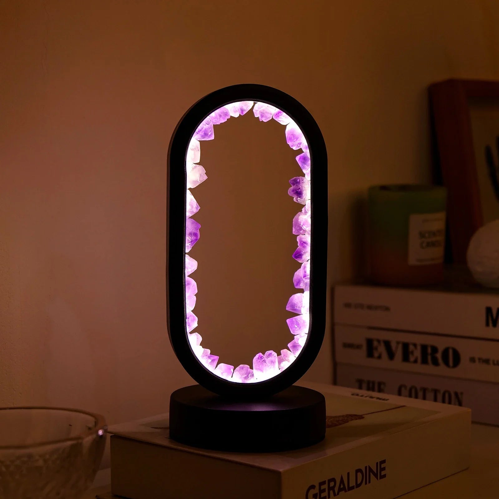 Nydelig ametystlampe som fremmer avslapning og balanse, flott for moderne innredning.