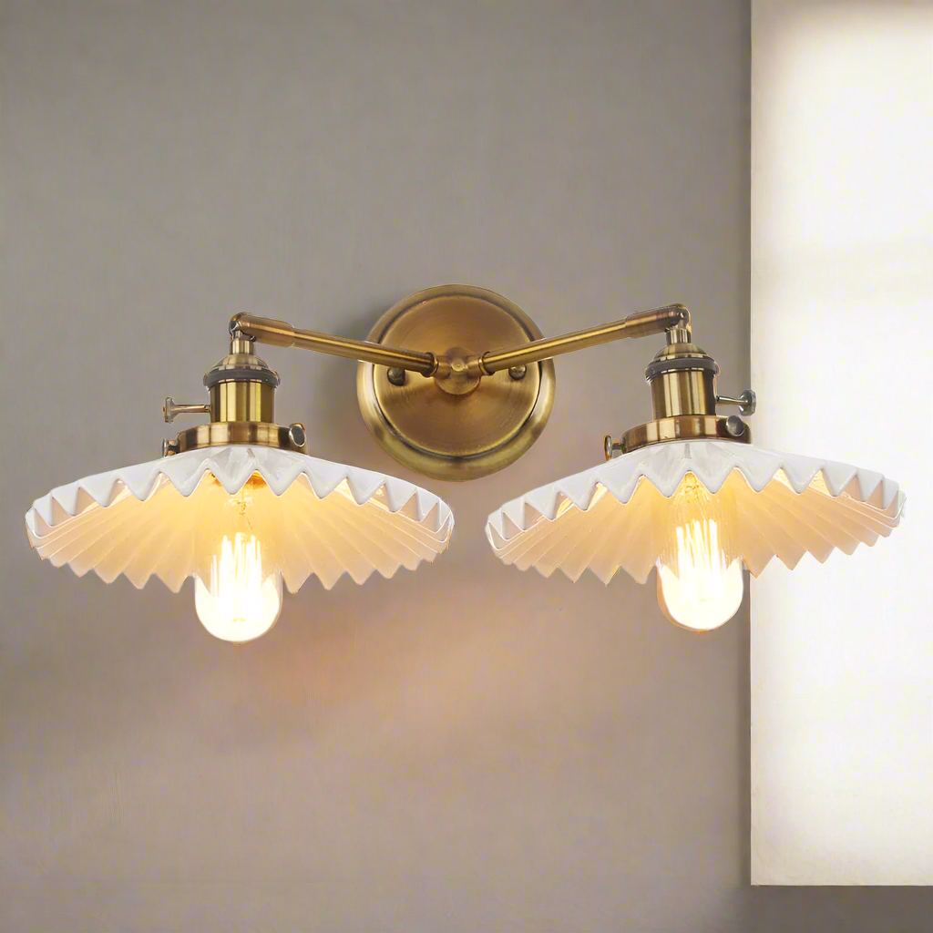 "Antikk keramisk vegglampe med dobbelt hodelampe, elegant design, gullfinish, passer klassisk og moderne interiør."