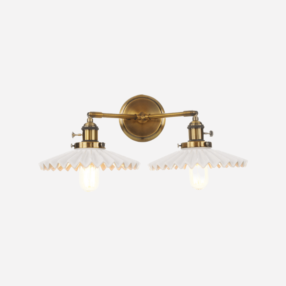 "Antikk keramisk vegglampe med dobbelt hodelampe, elegant design, gullfinish, passer klassisk og moderne interiør."