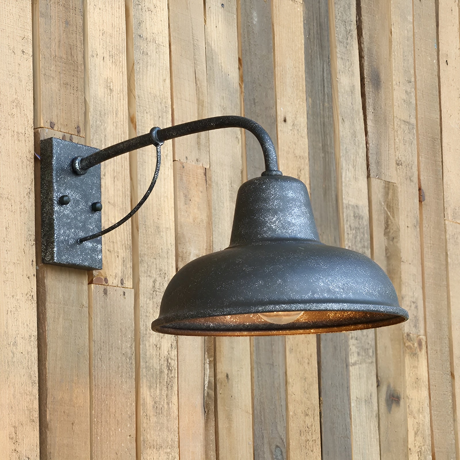 Rustikk vegglampe i antikk stil, ideell for gårdshus og moderne hjem. Skaper stemning ute og inne.
