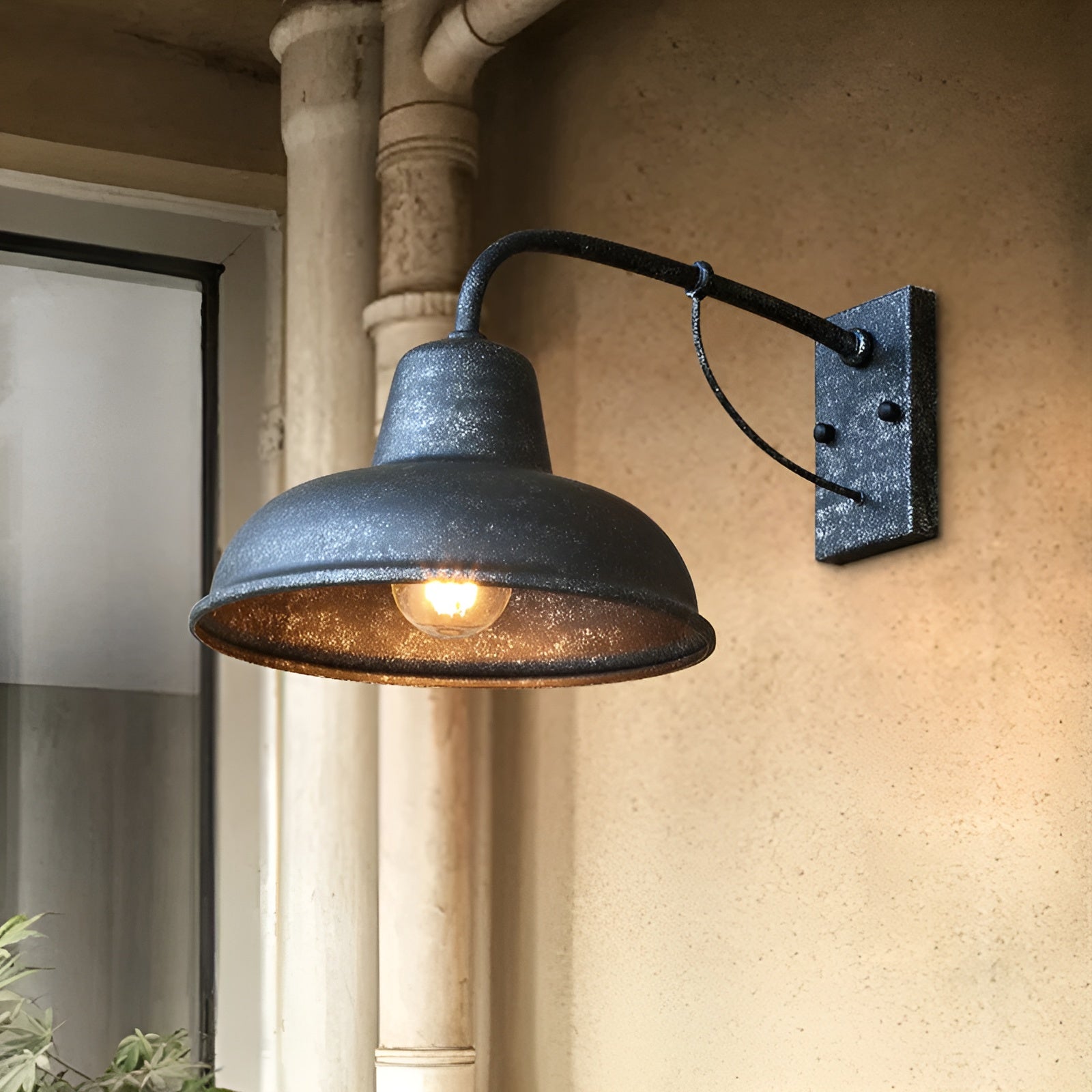 Antikk blå vegglampe med rustikk finish, vintage belysning for både inne og ute.