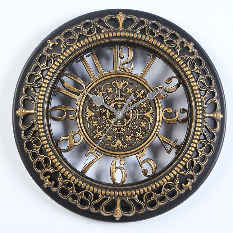 Detalj av antikk veggklokke, dekorativ vintage design med romertall og metallramme