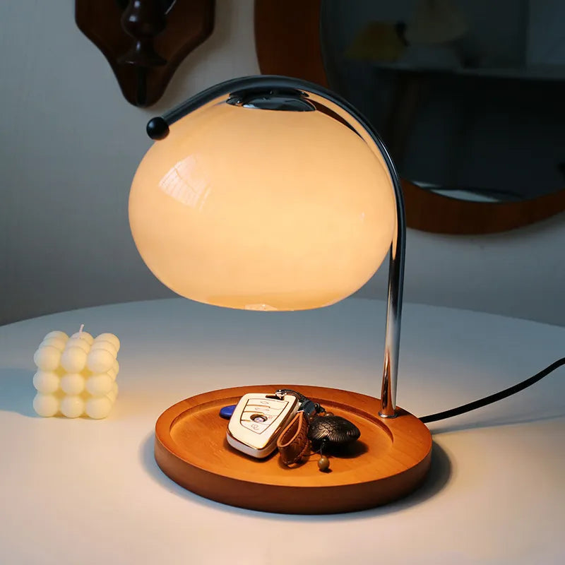 Moderne duftlampe i glass som sprer behagelig aroma. Dekorativ bordlampe for ethvert rom.