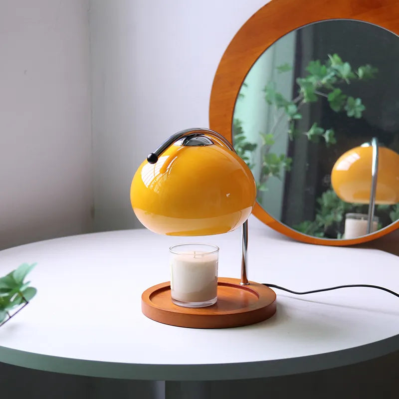 Vakkert designet duftlampe i glass for avslapning. Justerbar lysstyrke; en flott gaveidé.