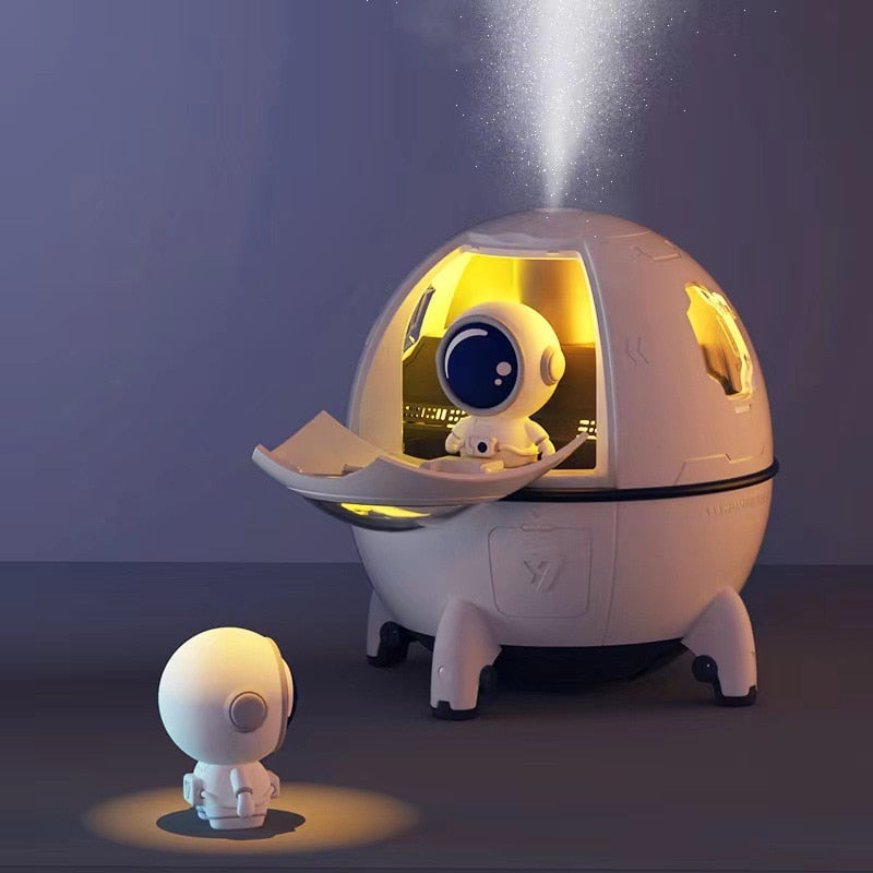 Hvit og rosa astronaut luftfukter med nattlampe. Forbedrer inneklima, skaper koselig atmosfære.