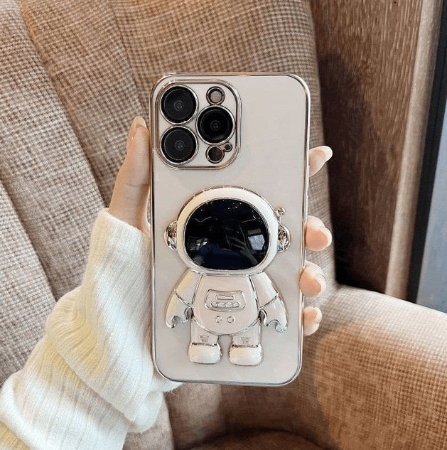 iPhone-deksel med astronaut-figur som fungerer som smart stativ. Ideelt for håndfri bruk, filmer og videosamtaler.