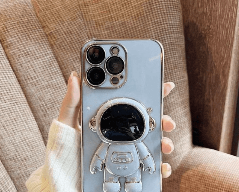Praktisk iPhone-deksel med astronaut-stativ for enkel medievisning og videosamtaler. Solid beskyttelse inkludert.