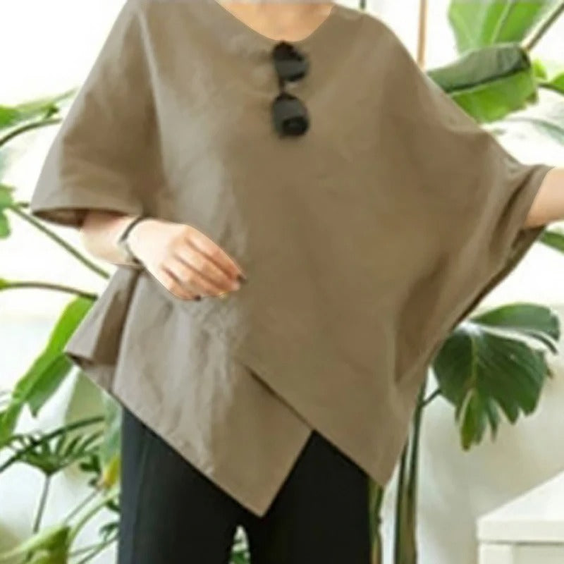 Hvit asymmetrisk halvermet bluse for kvinner. Stilfull og komfortabel til fest eller jobb.