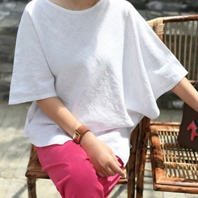 Trendy asymmetrisk damebluse med halvermede ermer. Elegant snitt, perfekt for både hverdag og fest.