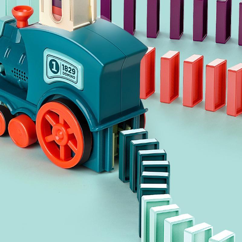 Automatisert domino tog byggesett for barn, fargerik tog med dominoer på spor, stimulerer kreativitet og STEM-utvikling.
