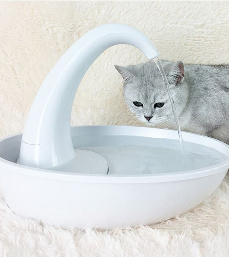 Automatisk drikkefontene for katter med rensefilter, tilbyr rent og friskt vann til kattunger og voksne katter.