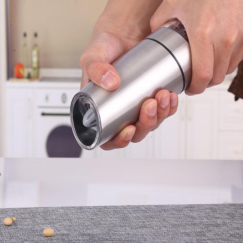 "Automatisk elektrisk salt- og pepperkvern, slank design, rustfritt stål og keramisk blad for enkelt krydderbruk."
