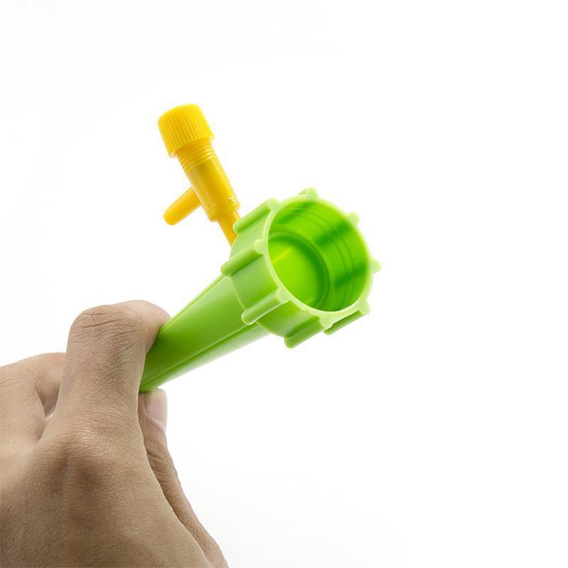 "Automatisk vanningssystem for planter, grønn plastkonstruksjon, enkel montering, justerbar vannmengde, miljøvennlig design."