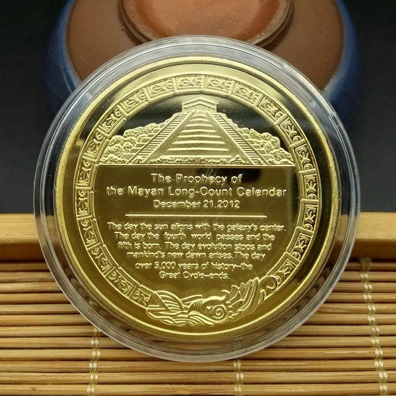 Nærbilde av Aztekisk Kalendermedalje, viser detaljer i den historiske designen.