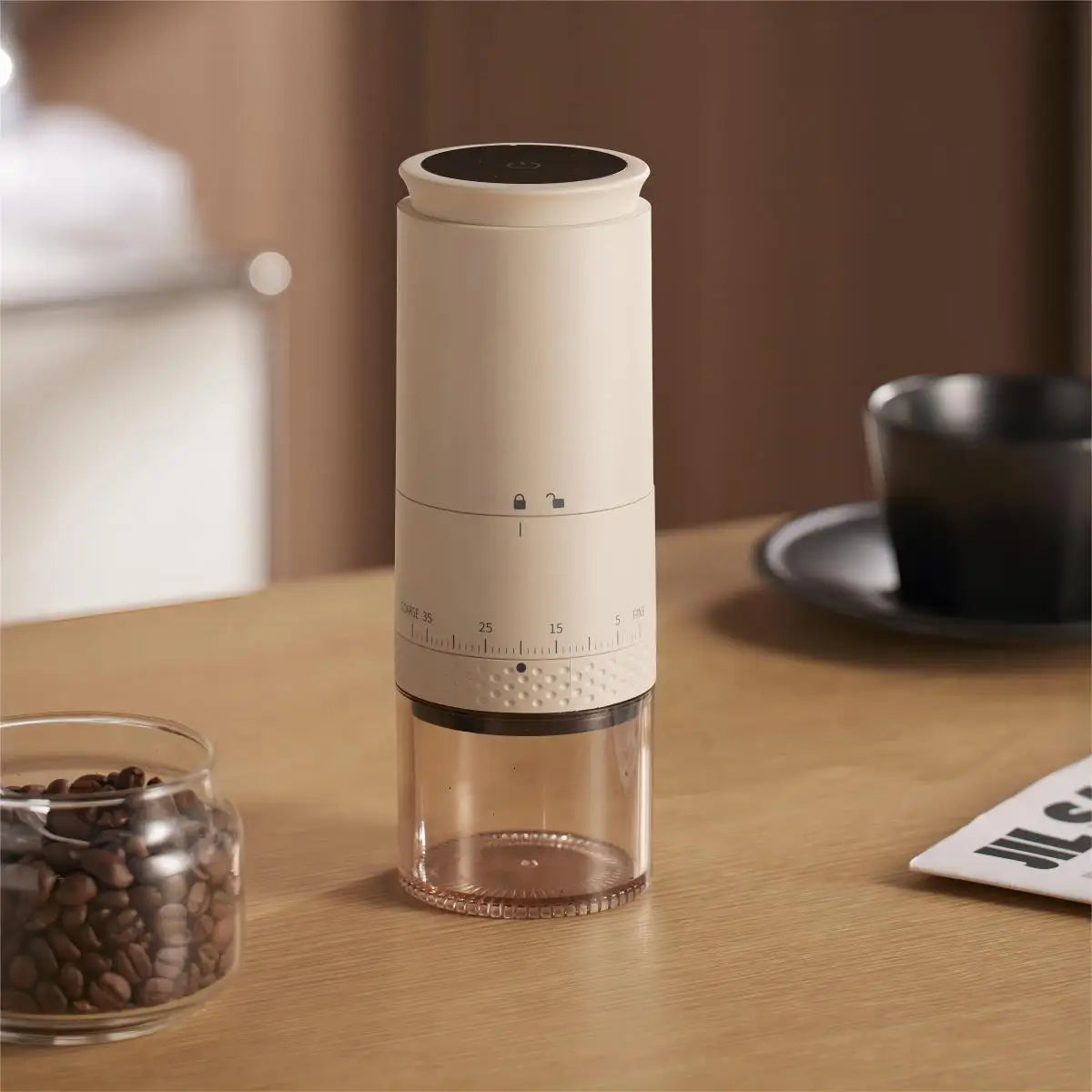 Kompakt bærbar kaffekvern i rustfritt stål, perfekt for ferskmalt kaffe på reise.