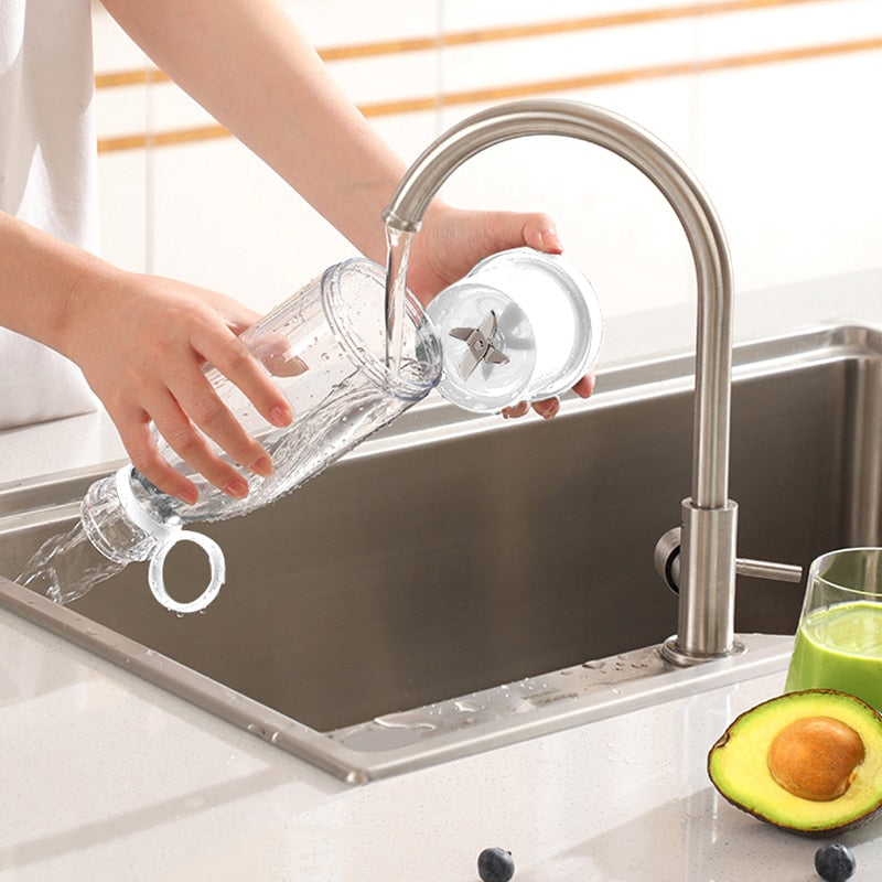 Elektrisk drikkeblender med frukt klar til å blandes, fremmer sunn livsstil og bekvemmelighet.