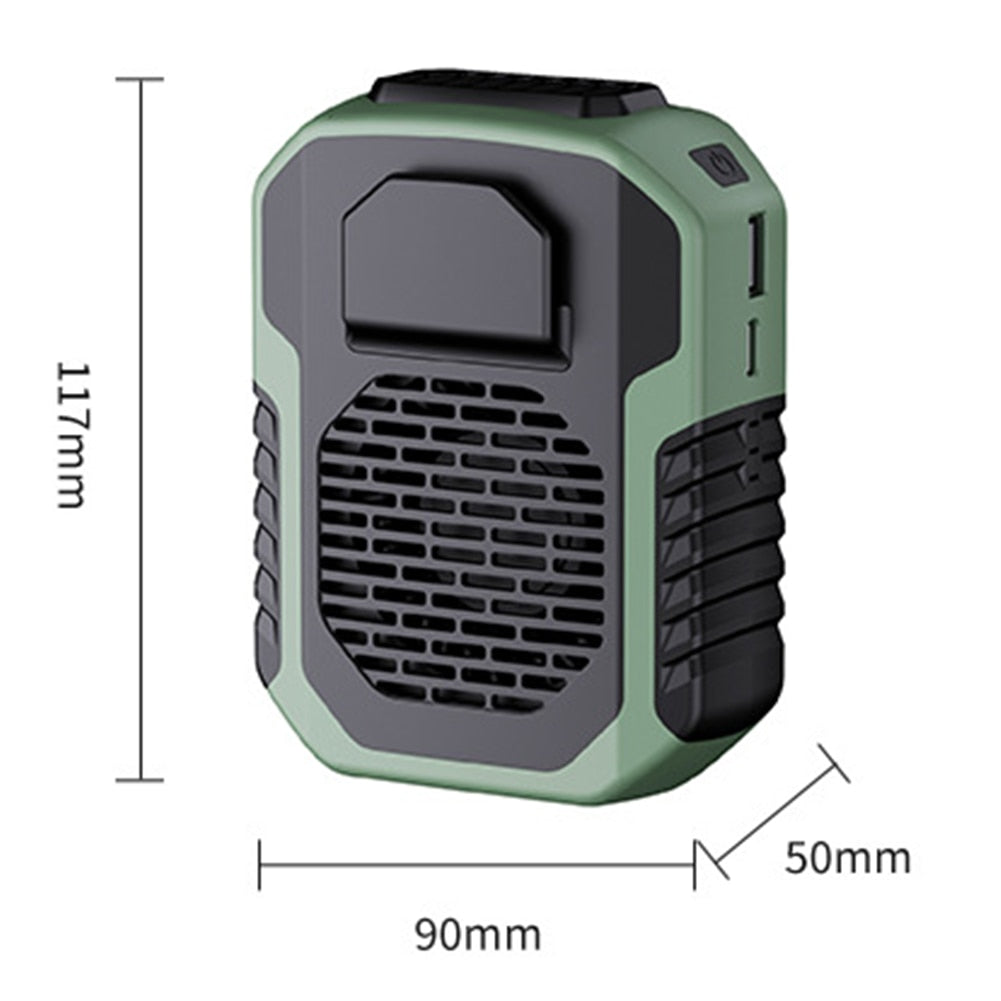 Gruppe gutter på tur med hvite minivifter klipset på sekkene, sommerkjøling, usb vifte, powerbank