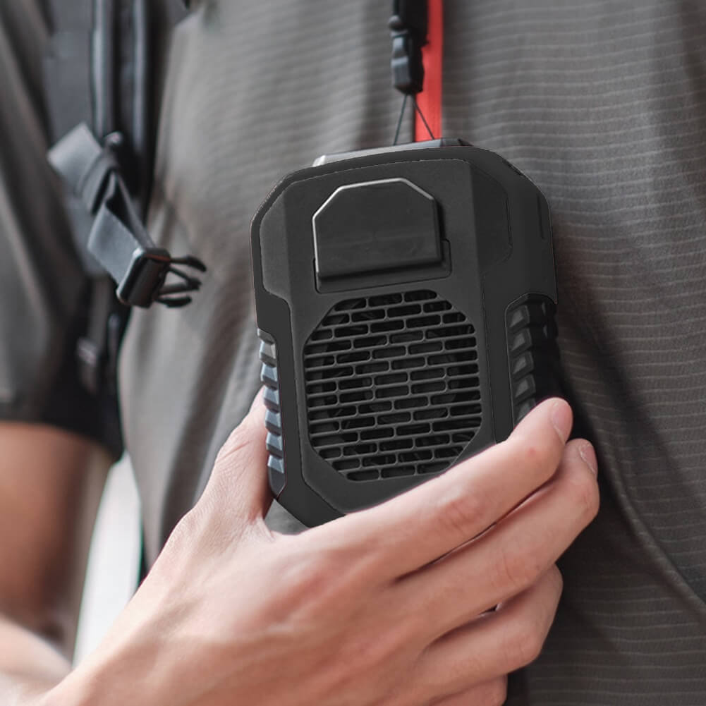 Hvit usb vifte klipset på en barnevogn, kjøler en baby, med powerbankfunksjon for lang bruk