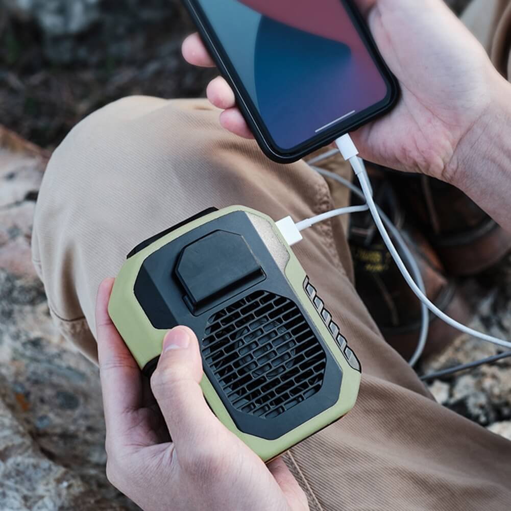 Hvit klipsvifte med powerbankfunksjon. Viser tre hastighetsinnstillinger, perfekt sommergadget