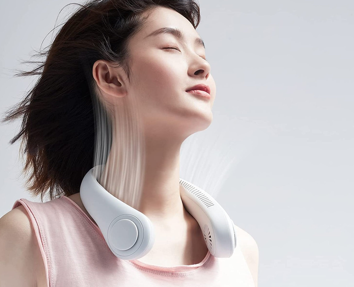 Nakkevifte sett fra siden, viser det ergonomiske designet for komfortabel bruk som reise-gadget.