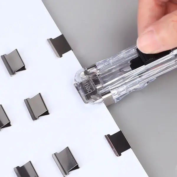 Organiser dokumenter og papirer sømløst med denne innovative, skadefrie klemmestifteren.