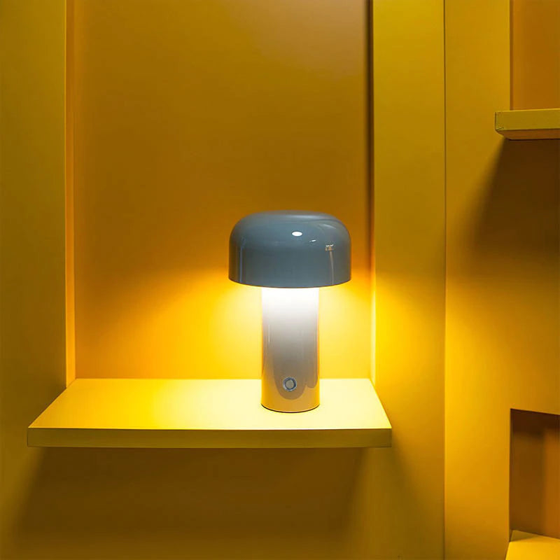 Stilren trådløs bordlampe med LED og berøring, for moderne interiørdesign og dekorasjon.