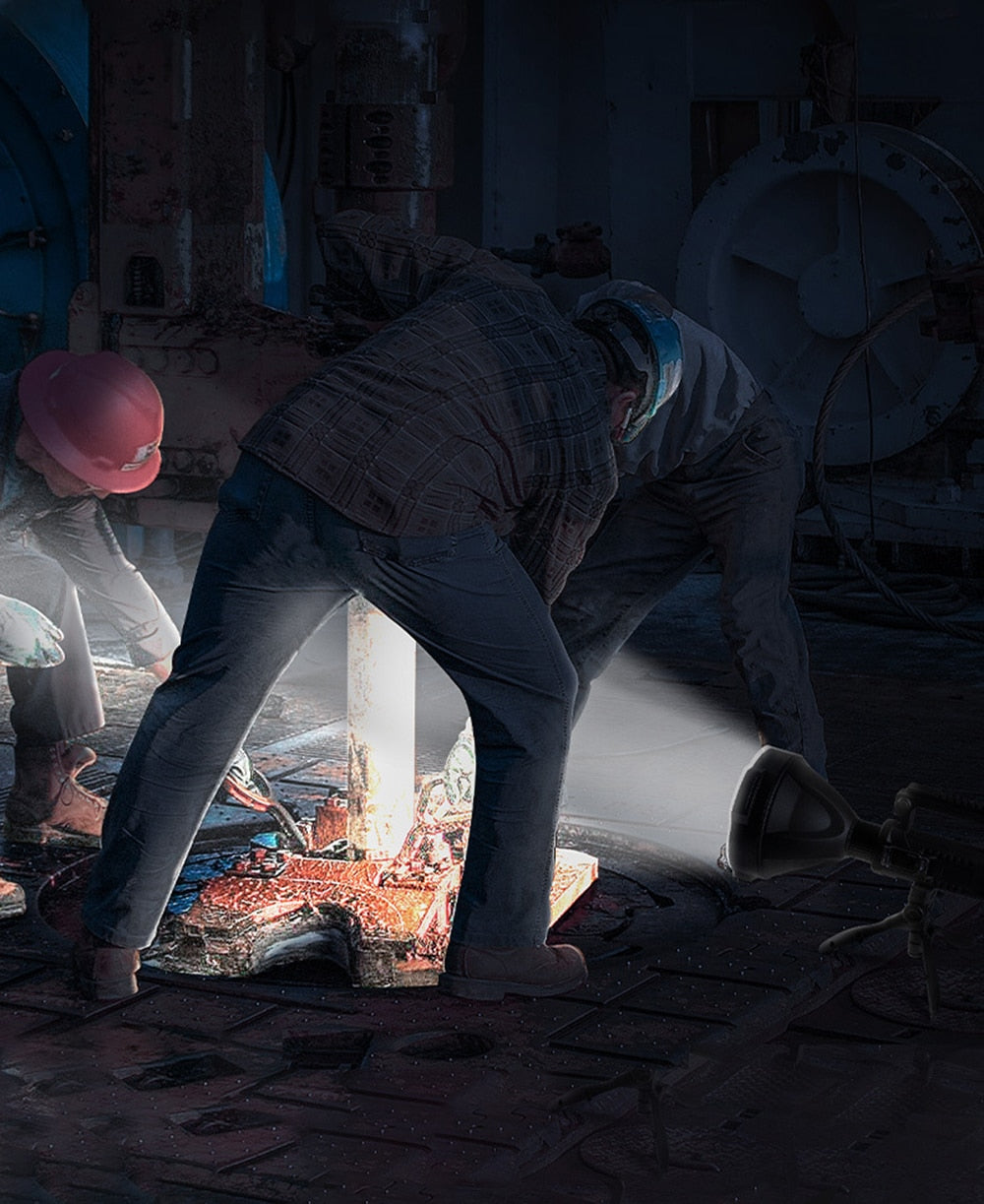 Høyeffektivt LED-arbeidslys designet som søkelys for byggeplasser og utendørs oppgaver.