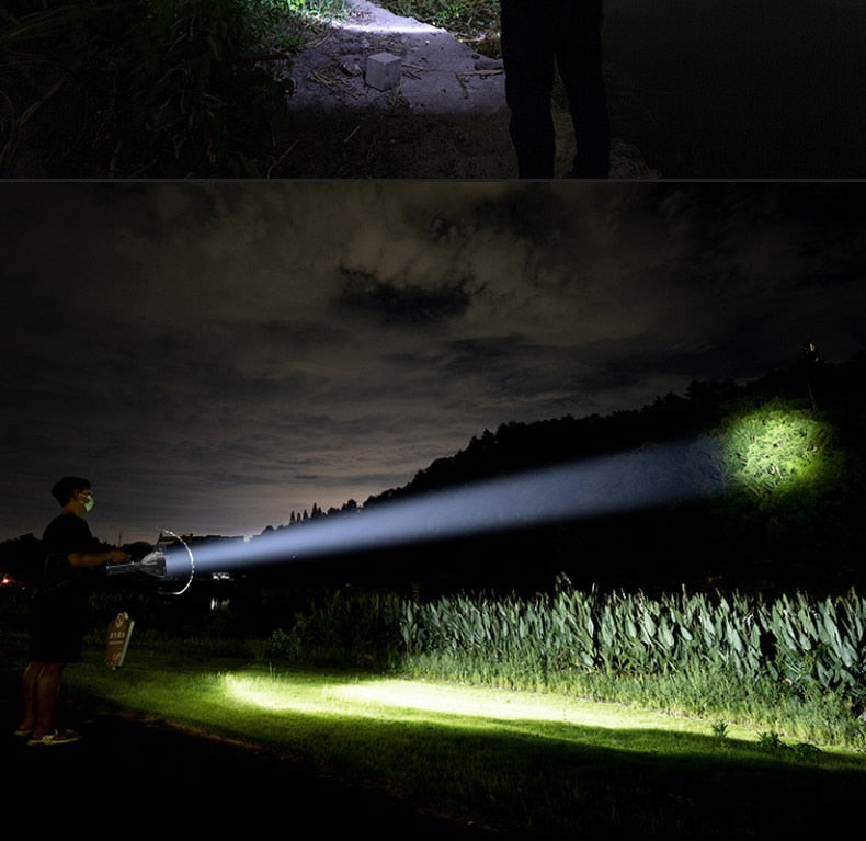 Bærbart LED-søkelys med flere lysmoduser, ideelt for fotturer og nødssituasjoner.