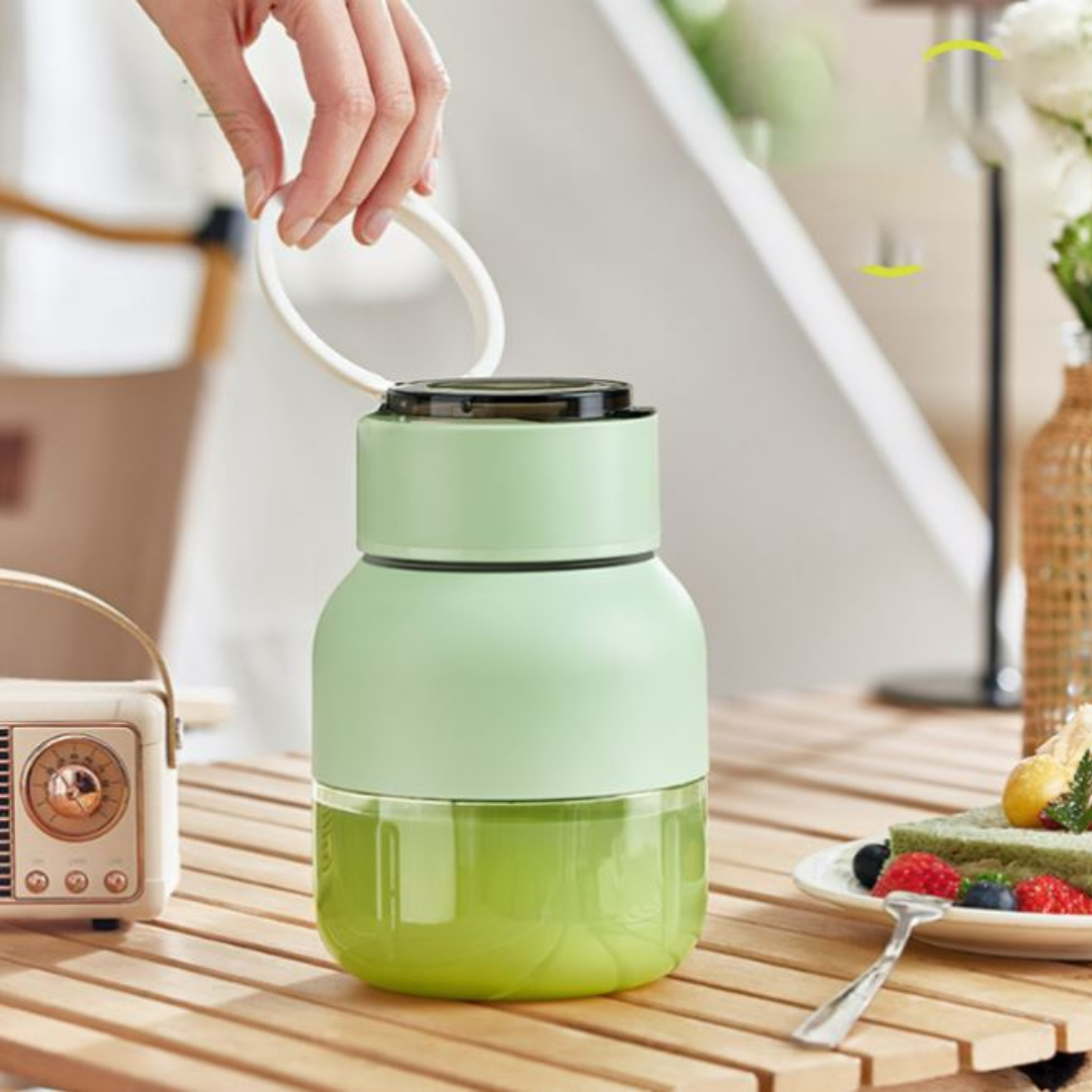 Kompakt USB bærbar blender, ideell for smoothies på farten. Enkel å lade og bruke overalt.