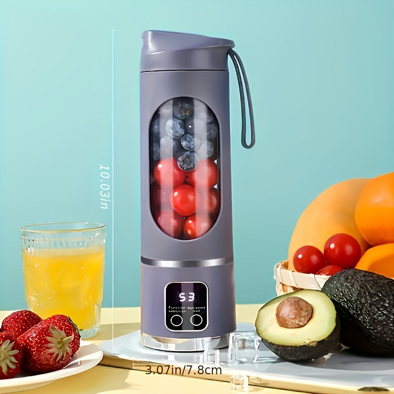 Bærbar blender i bruk, lager en sunn smoothie, USB-lading. Perfekt for aktive livsstiler.